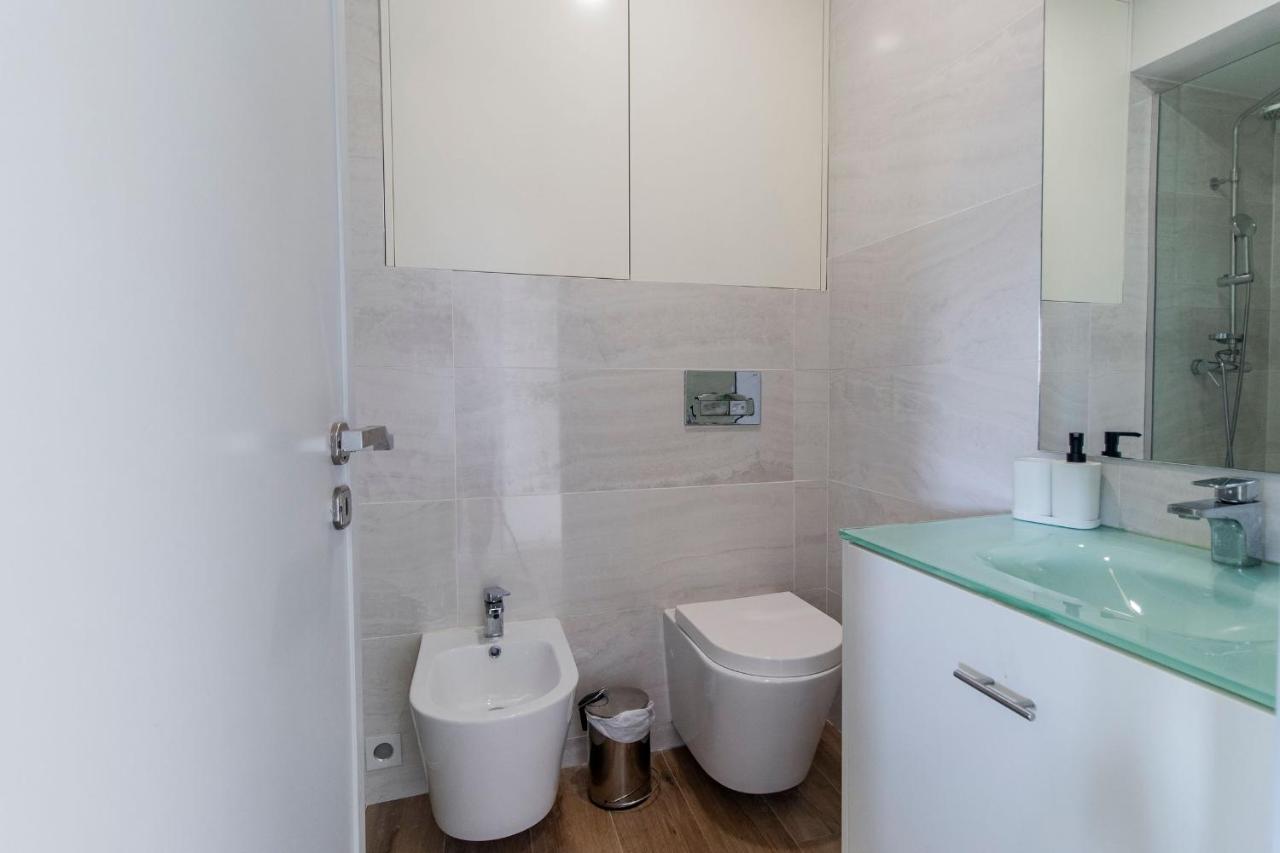 Downtown 1Br Apartment W/ Balcony By Lovelystay Porto Exteriér fotografie