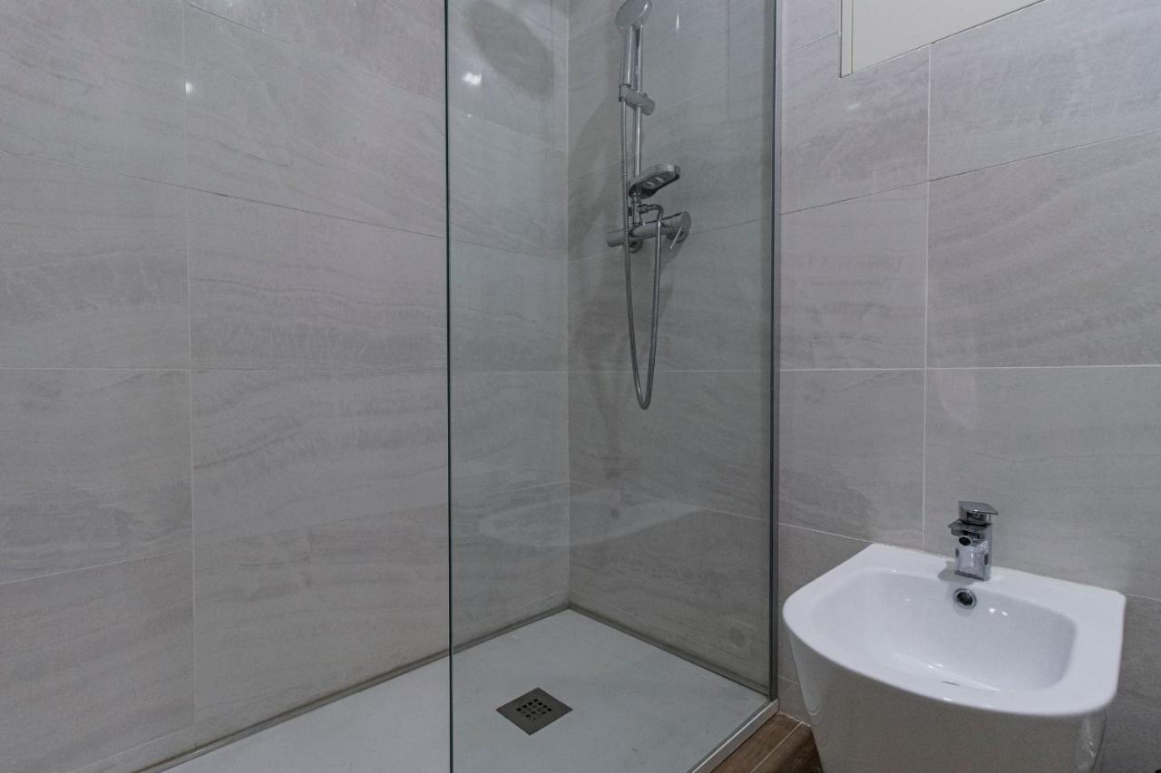 Downtown 1Br Apartment W/ Balcony By Lovelystay Porto Exteriér fotografie